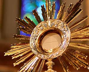 eucharist_in_monstrance