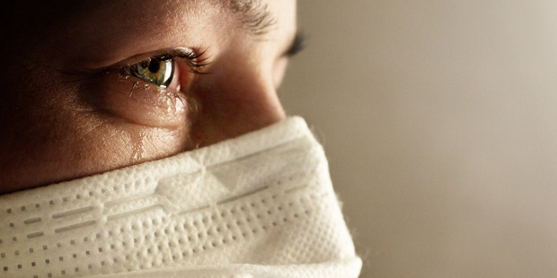 WEB3-MOURN-COVID-CRYING-shutterstock_1673857552-Tomas-Ragina